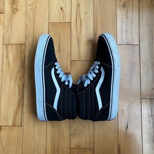 Black & White Classic Vans Men’s 9.5